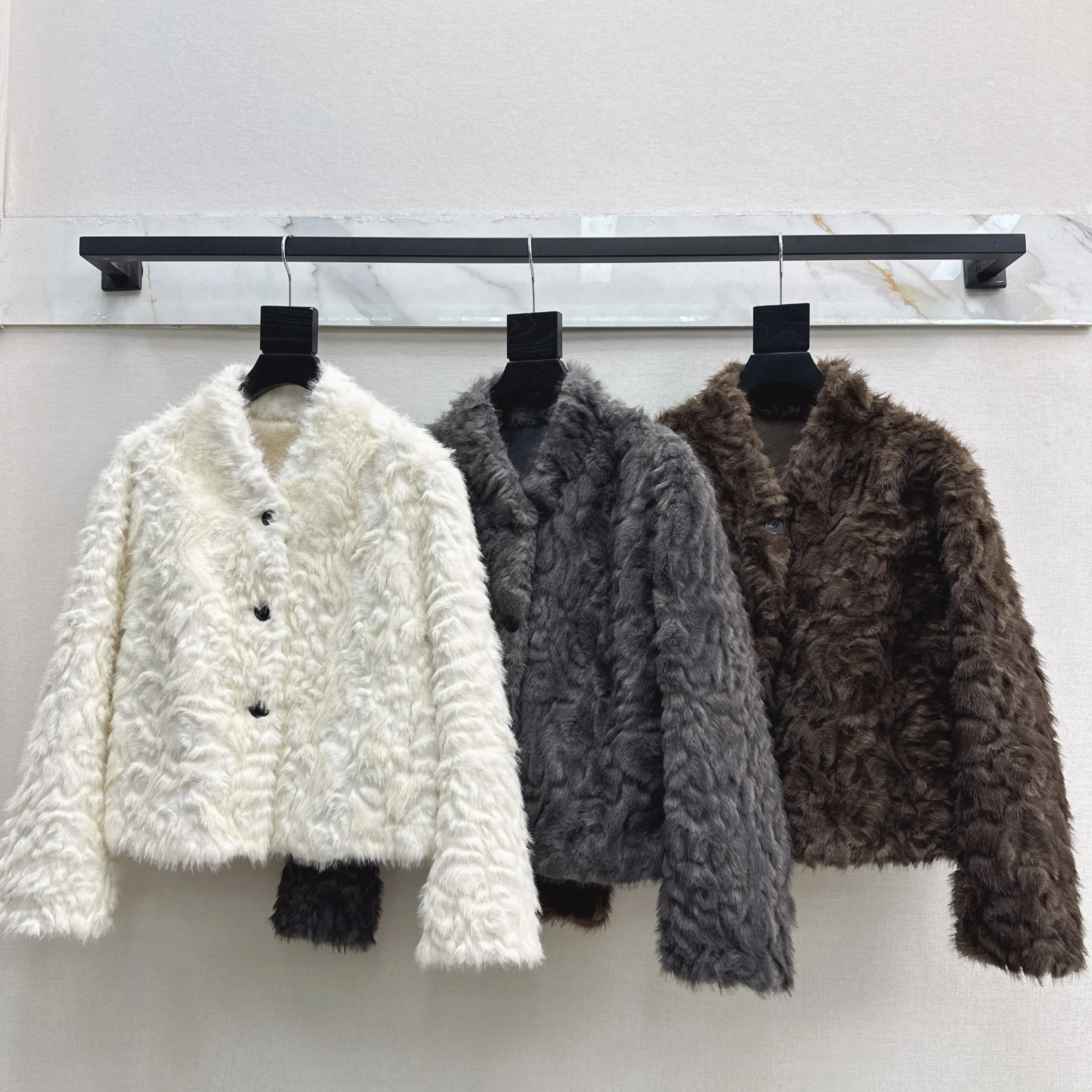 両面着用可能な高級羊皮毛皮ワンピースコート、2025年冬新作ショートファーファッション若い女性の服