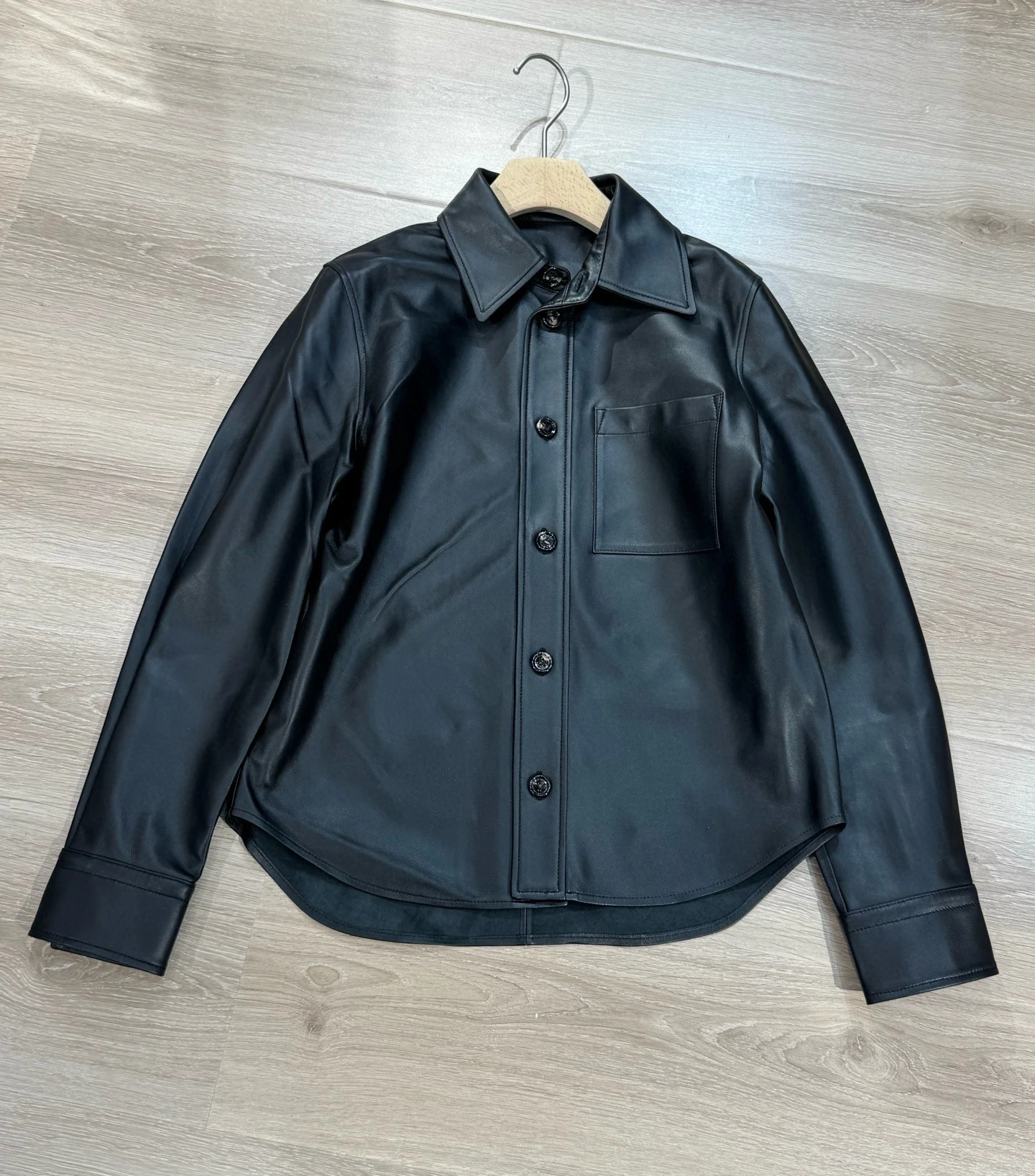 Nuovo cappotto da donna in pelle di pecora con risvolto semplice e suggestivo