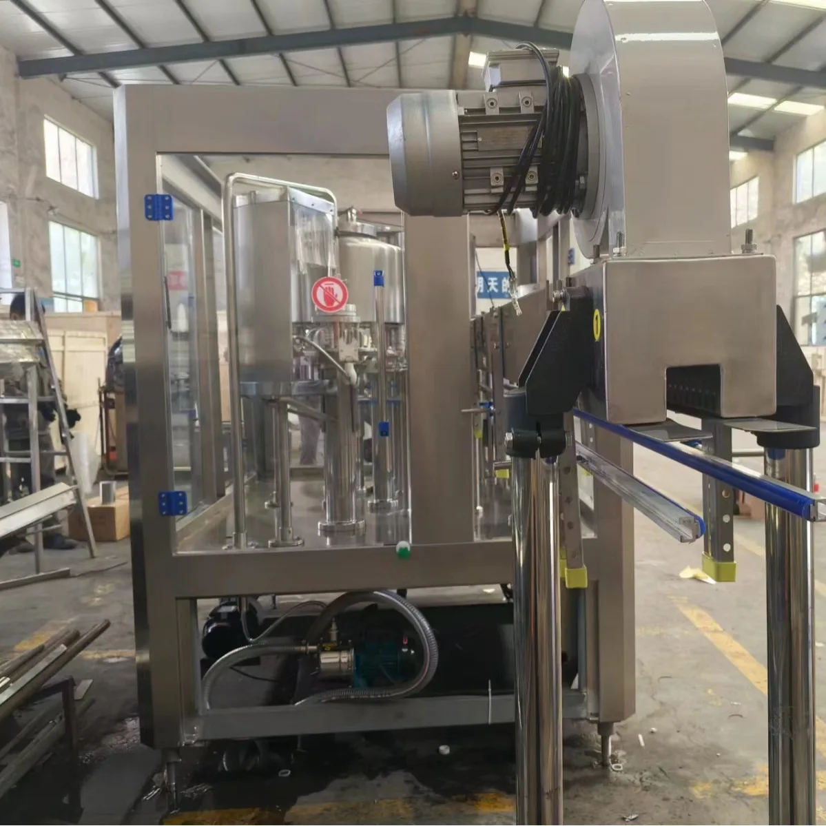 Динамическая линия наполнения вина 3-в-1, автоматическая промывочная и наполняющая винтовая крышка Машина для наполнения вина и напитков 3-в-1