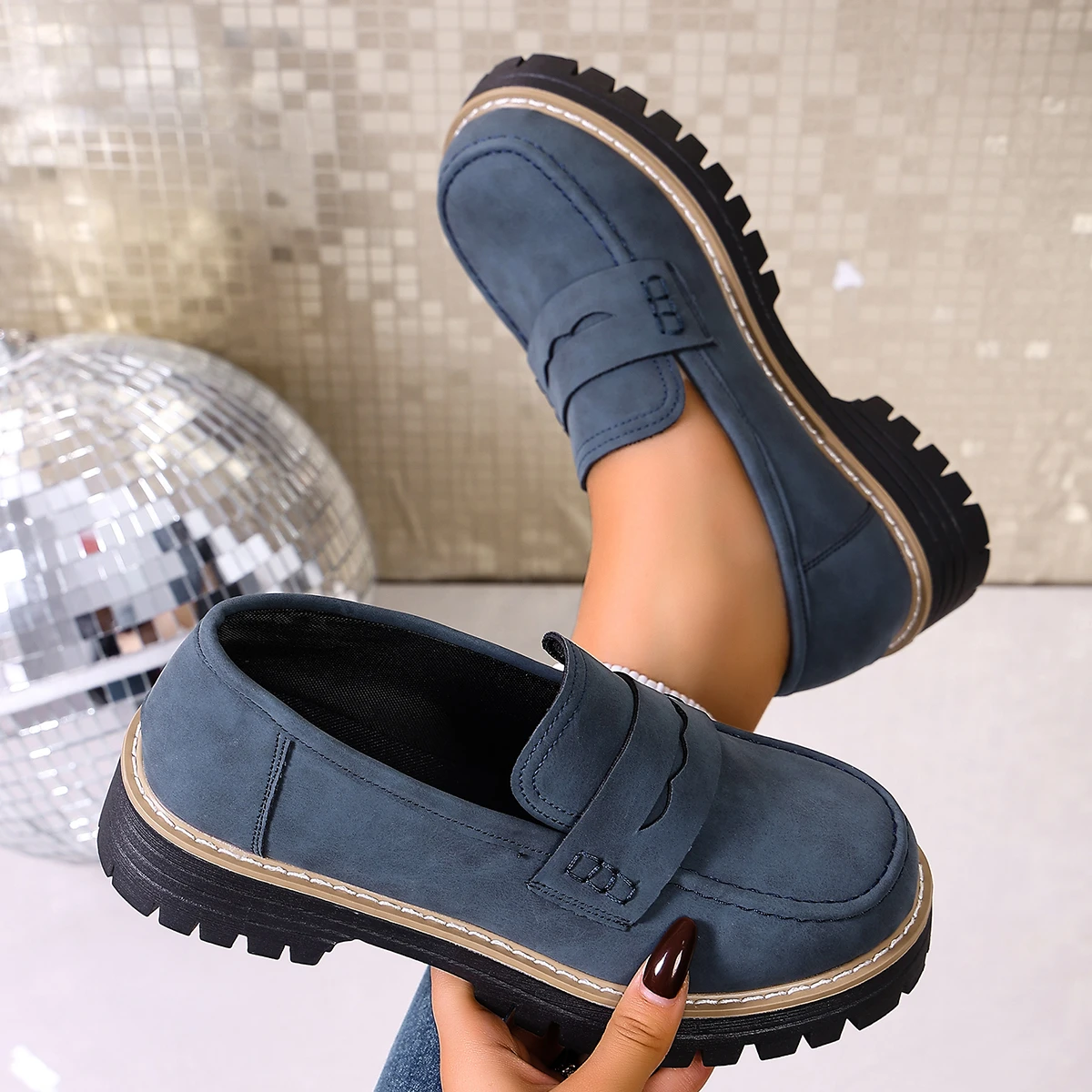 Women Loafers Comfortable Casual Round Toe Sneakers Women Leather Fashionable Shoes Women Retro Thick Bottom Slip-On Shoes