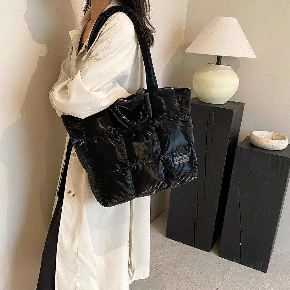 المرأة أسفل الحشو حمل حقيبة بلون متقلب مبطن حقيبة يد سعة كبيرة عادية الخريف الشتاء حقيبة الإناث