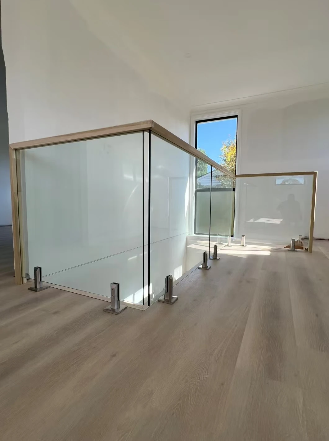 맞춤형 내구성 있는 플로팅 계단 키트 설치가 쉬운 나무 유리 계단 거실 식당 호텔 빌라 산업용