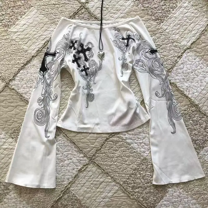 Erwofeina T-shirt retrò americana Slash Neck Manica svasata Graphic Tee 2000s Abbigliamento Y2k Slim Chic Manica lunga Moda coreana Top