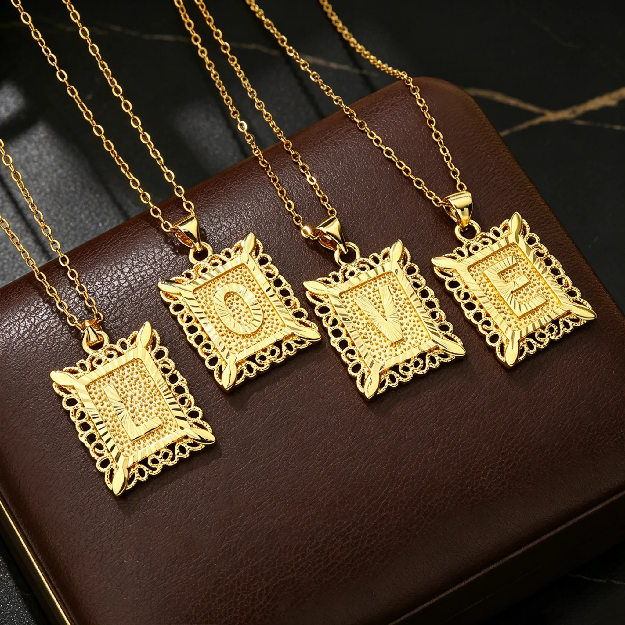 Atoztide Retro-Halskette mit q – Engraved Name Necklace Bewertung und Preis