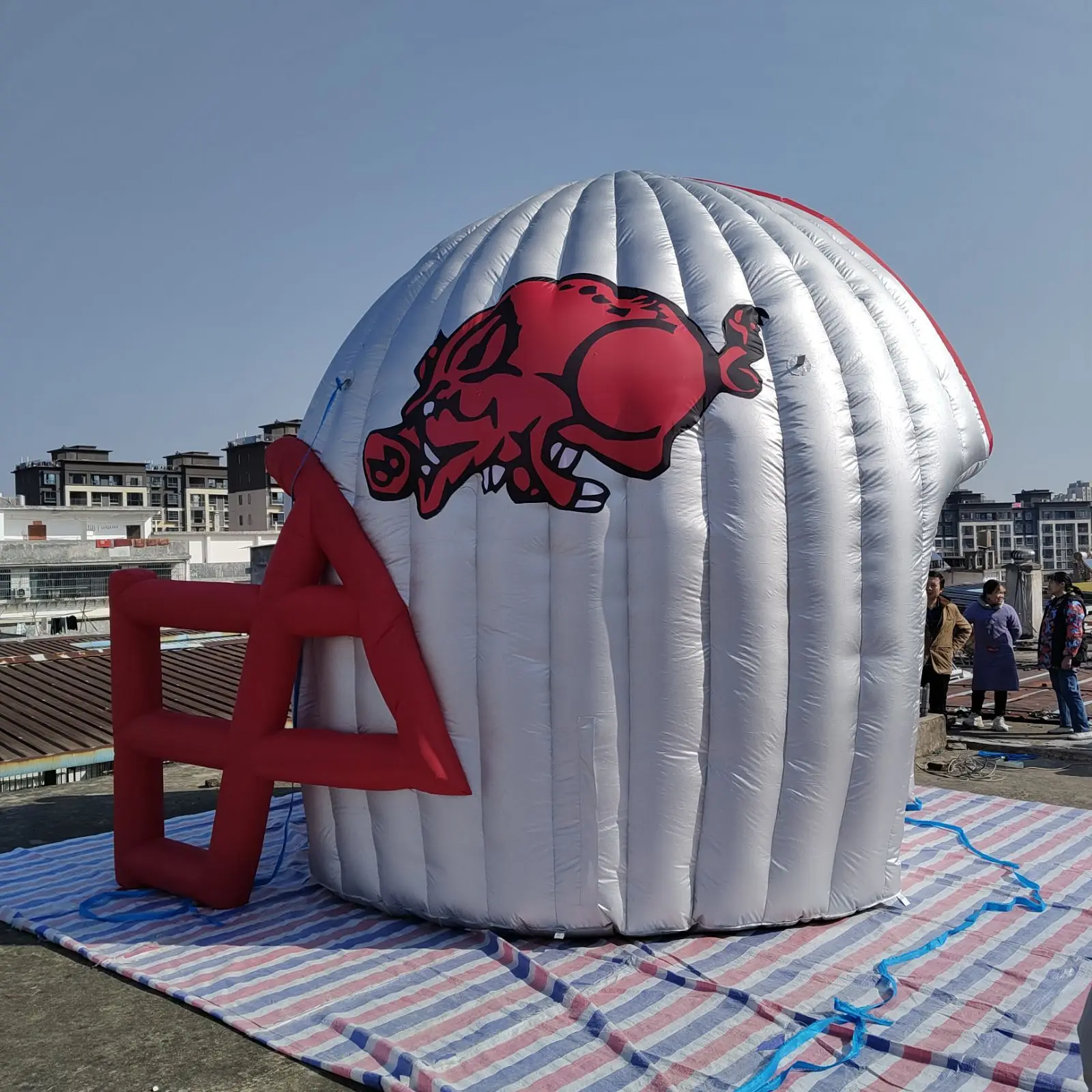 Capacete inflável de publicidade comercial de 4m de diâmetro, capacete inflável de futebol para entrada de equipes esportivas