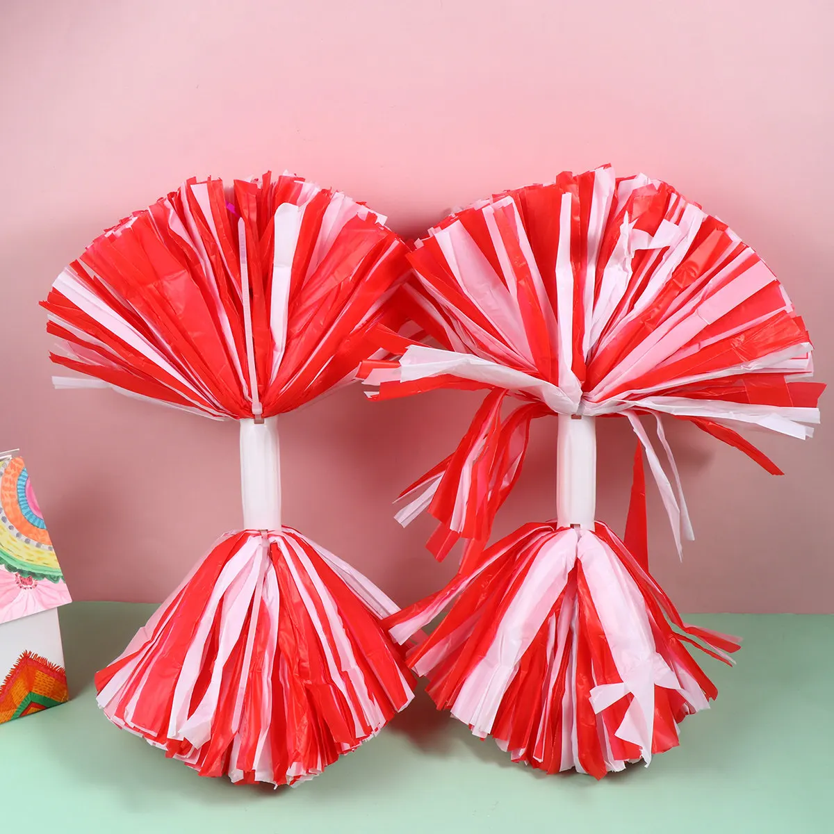 

1 пара ярких пластиковых помпонов для болельщиков с легкой ручкой для футбола, бейсбола, баскетбола, тенниса, для старшей школы и колледжа