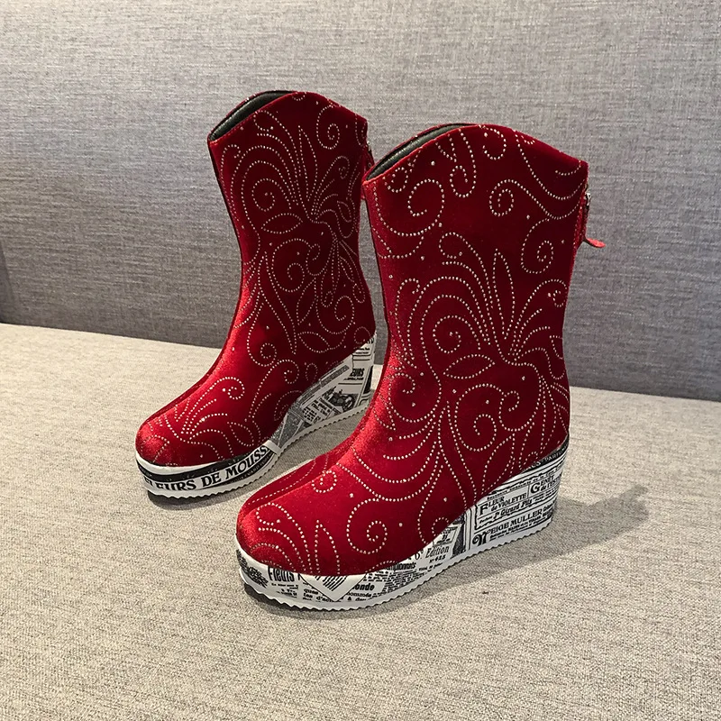 

New women's boots with a wedge heel pattern and a rear zipper for height increase in the autumn of 2025