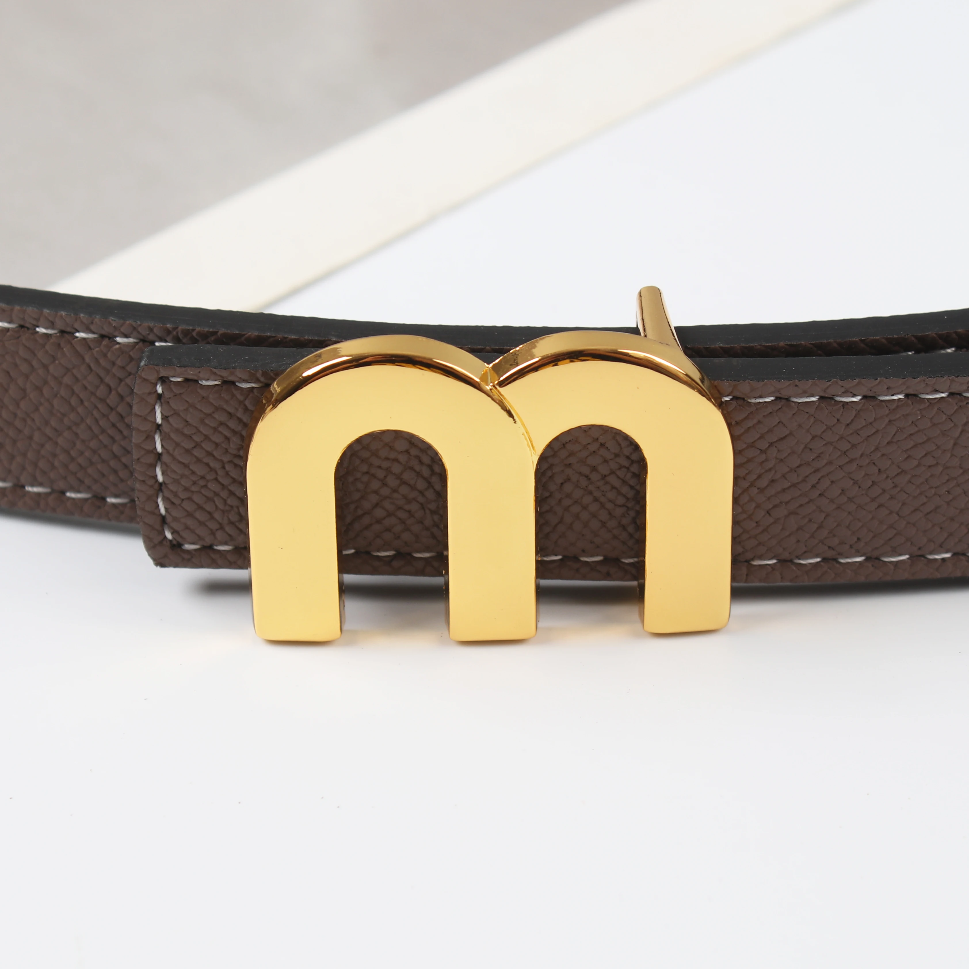 Der neue beidseitig verwendbare, glatte Schnalle, hochwertiger 2,3 cm Leder-Gürtel, modischer Trend, vielseitiger, dekorativer, dünner Rindsleder-Hosen-Gürtel. – Detail 10