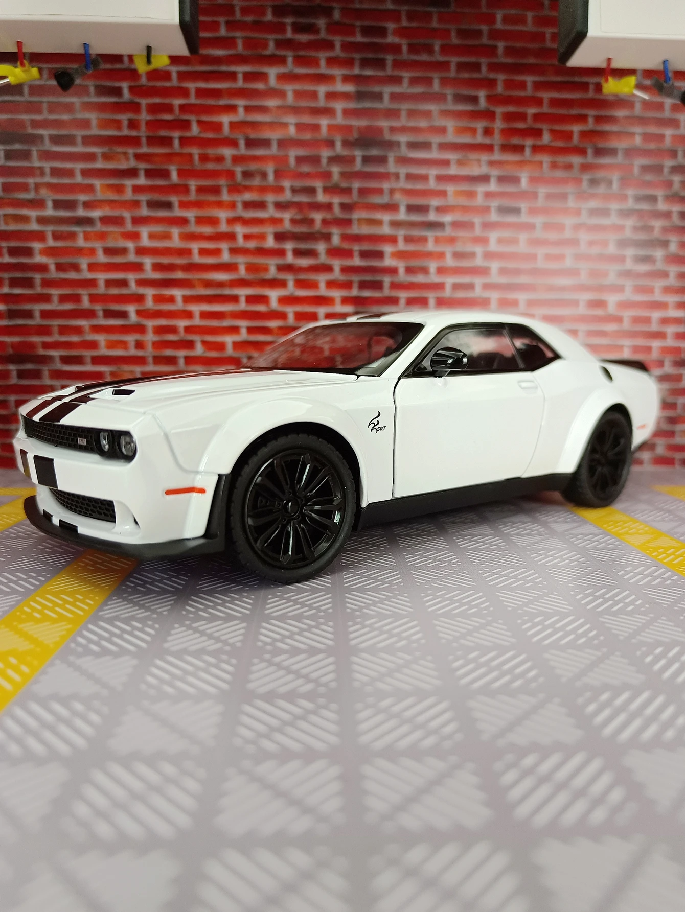 

1: 22 SRT alloy car model ornament collection, supercar, children's sound and light feedback toy car gift