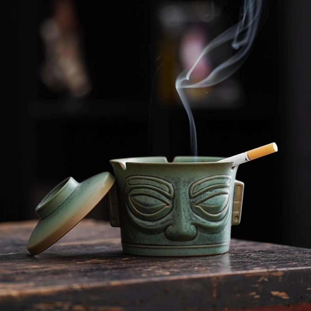 

Ceramic creative ashtray with cover anti-fly home living room Sanxingdui bronze mask retro advanced cigarette ornament