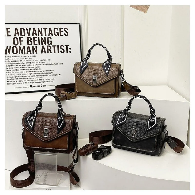 

Женская сумка через плечо из люксового бренда, кожа премиум-класса с регулируемым ремешком, компактная, но функциональная, отлично подходит для города