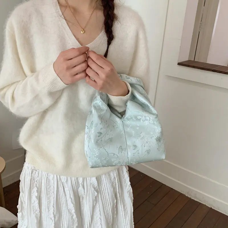 

Classic Vintage Embroidery Women Handbag 2026 New Temperament Versatile Magnetic Buckle Bucket Bag Fashion Casual Hand-Held Pack