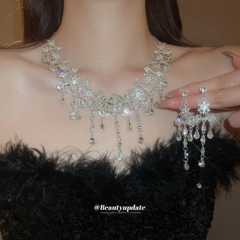 Diamantverzierte Halskette mit Aushöhlungen und Quasten, Exquisites Modisches Vielseitiges Schlüsselbein-Kettchen, Luxuriöses Hochwertiges Accessoire