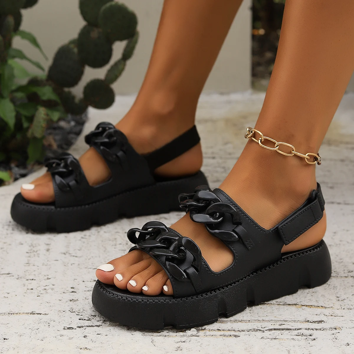 Nuovi sandali estivi in PVC da donna catena di moda con suole spesse Casual scarpe da spiaggia in Velcro tinta unita