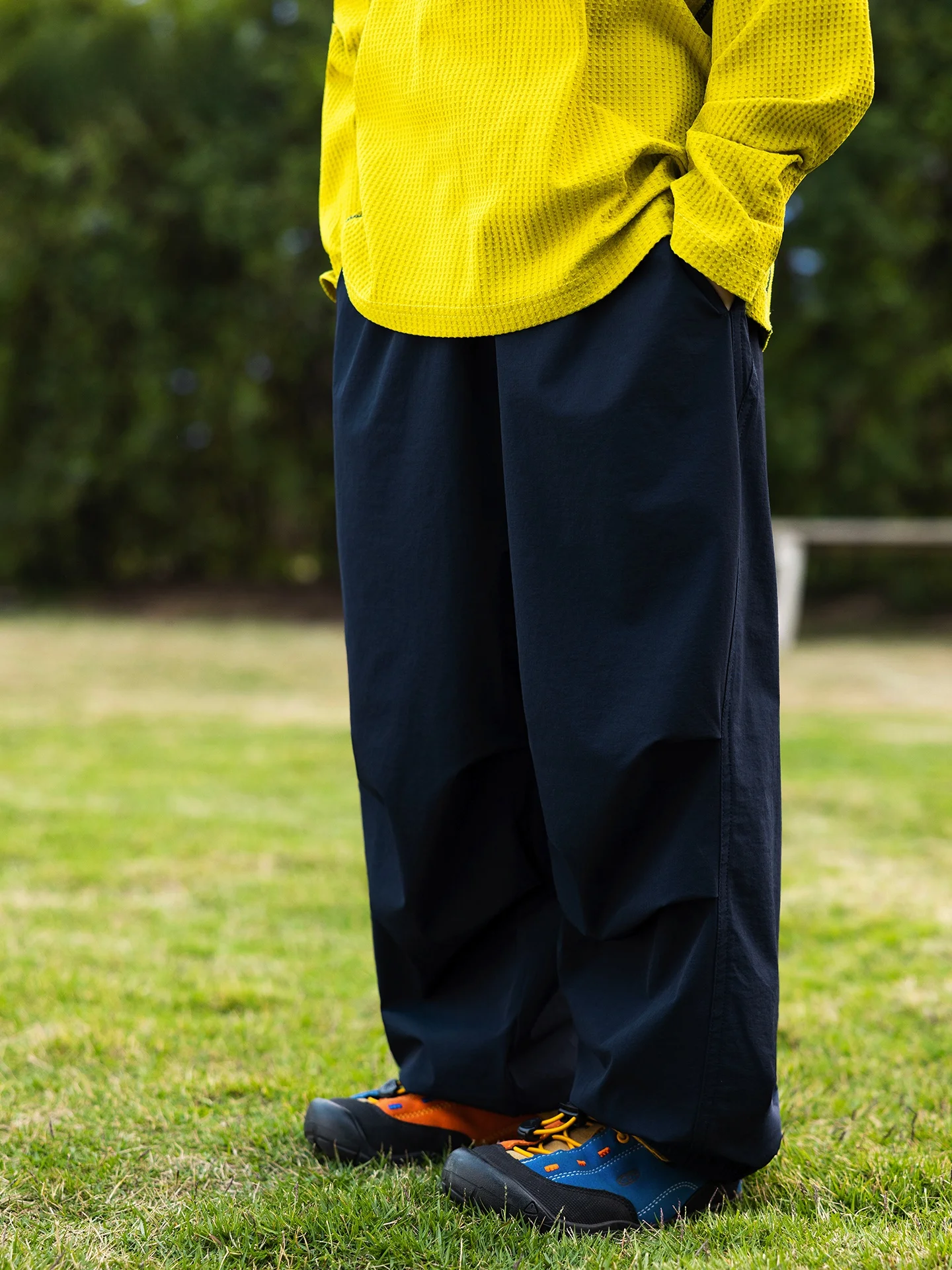 plones-casus-de-secado-rapido-manukids-para-ninos-con-cierre-estilo-paracaidista-para-primavera-color-puro-de-pie