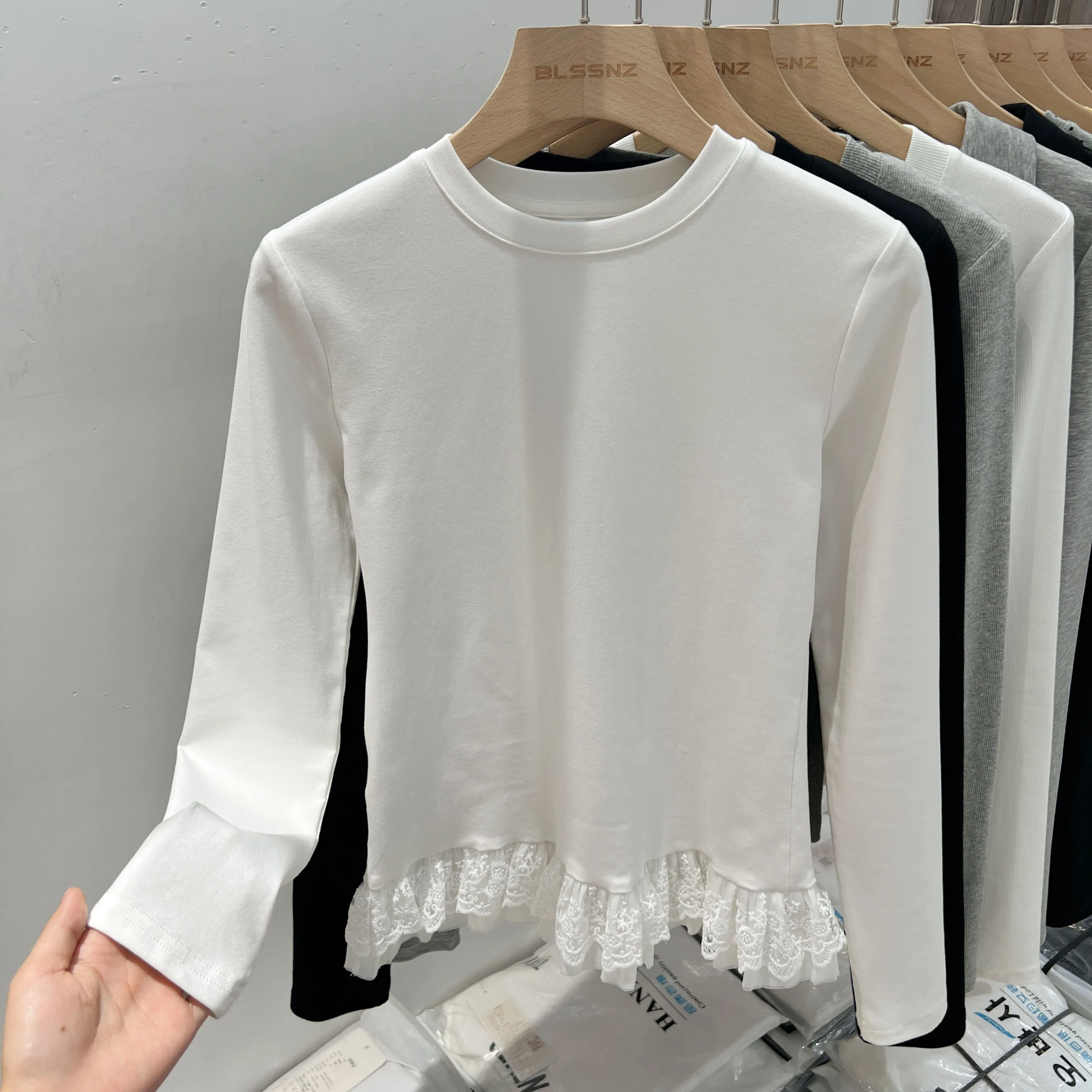 

Women Solid O-Neck Slim Fit Tees Long Sleeved T Shirt For Women White Ballet Style Lace Hem T-shirts New Elegant Flower Edge Top