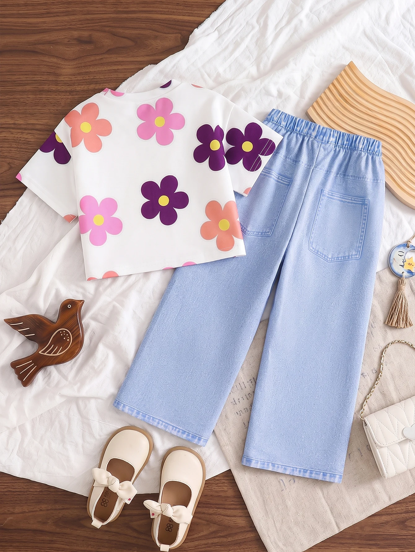 Sommer-Outfit für Mädchen, 2-teilig, bunt bedrucktes Kurzarm-T-Shirt mit Blumenmuster und weit geschnittene Hose im Denim-Look, lässiges Set für Kinder von 4-8 Jahren. – Detail 2