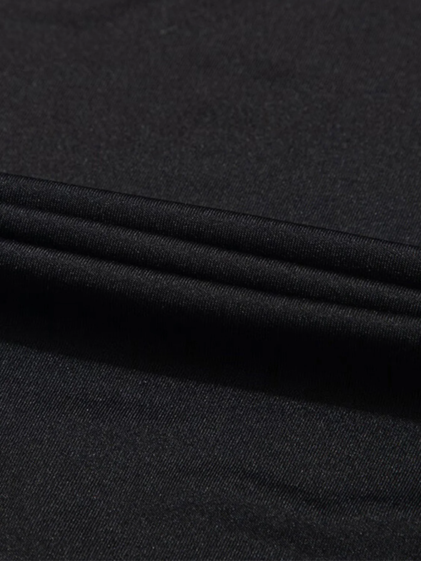 เสื้อยืดพิมพ์ลายพรางลายราศีมีนสำหรับผู้หญิง - ลายราศีแบบทรอปิคอลพร้อมสีทอง ดีไซน์ลำลอง แขนสั้น สีดำ