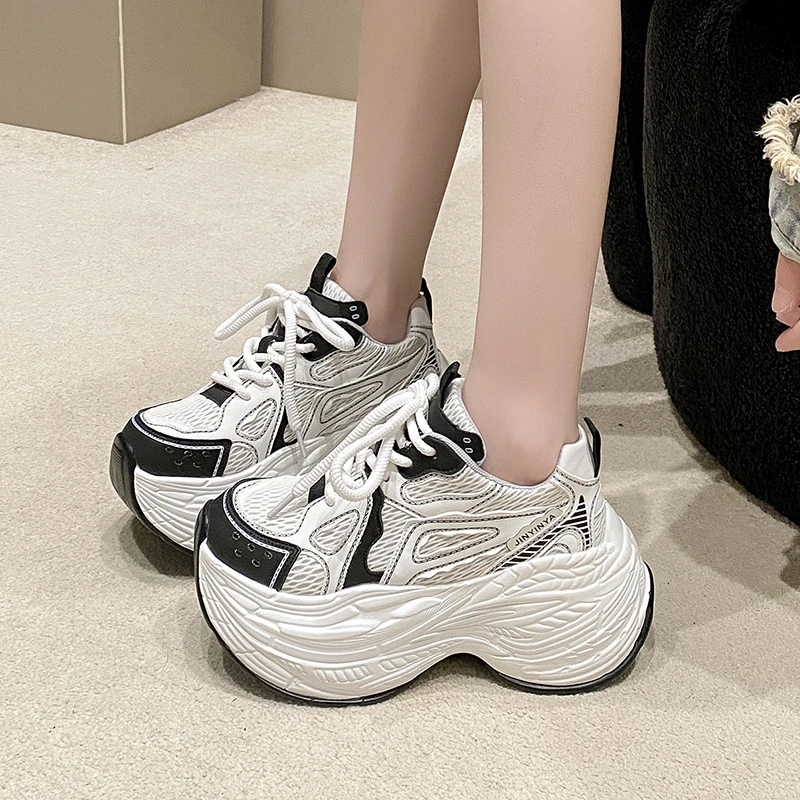 أحذية كاجوال للأب للنساء لربيع وصيف موضة جديدة شبكية سميكة القاع أحذية رياضية عالية الجودة أحذية داخلية متعددة الاستخدامات