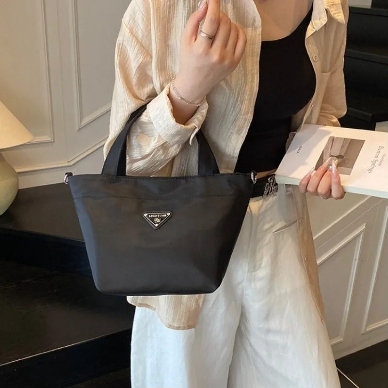 

Женская шикарная сумка через плечо, современный дизайн для модных мероприятий и социальных встреч, стильная массивная деталь