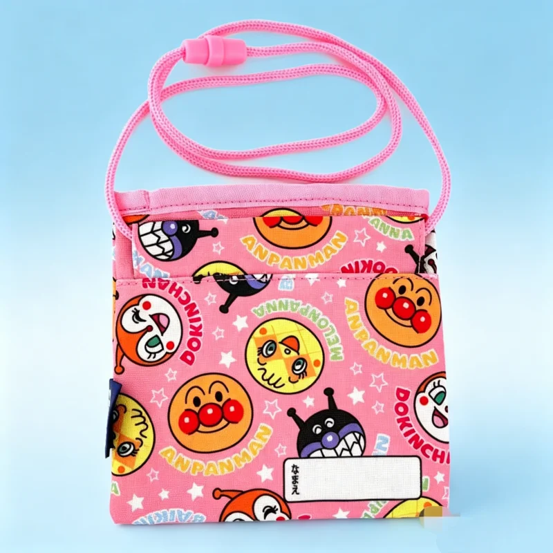 Bolsa Pequena de Ombro Transversal Anpanman em Poliéster com Estampa Ventilada, Formato Quadrado, Fecho de Velcro e Porta-Lenços