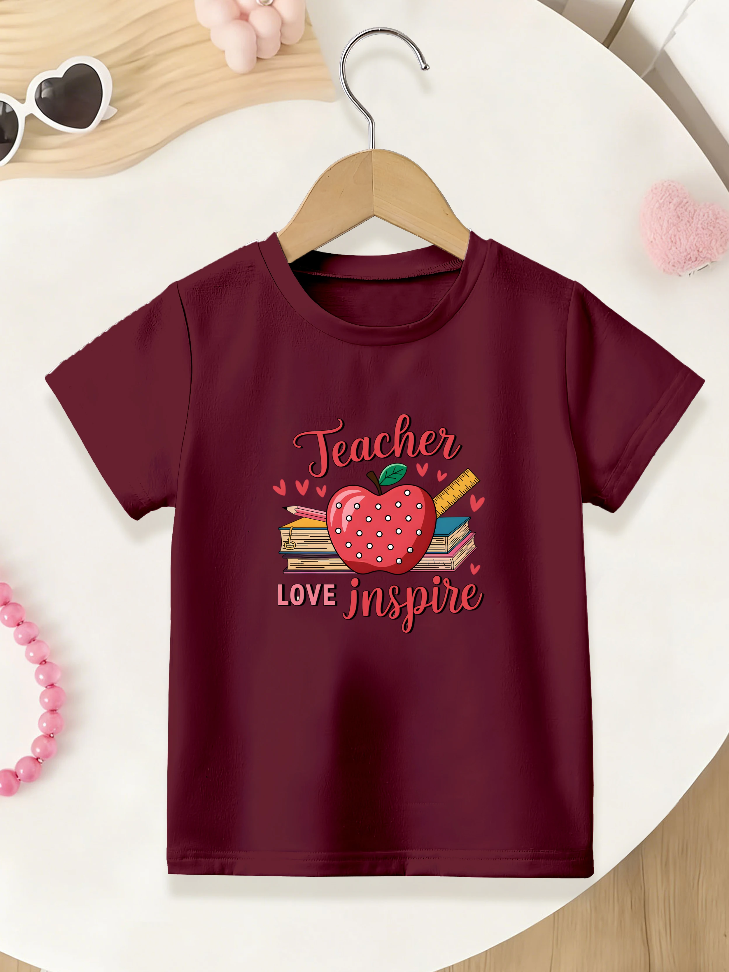 

1 шт.: Летняя футболка для девочек с коротким рукавом и принтом «Мультяшное яблоко, книга, линейка» для школьного сезона