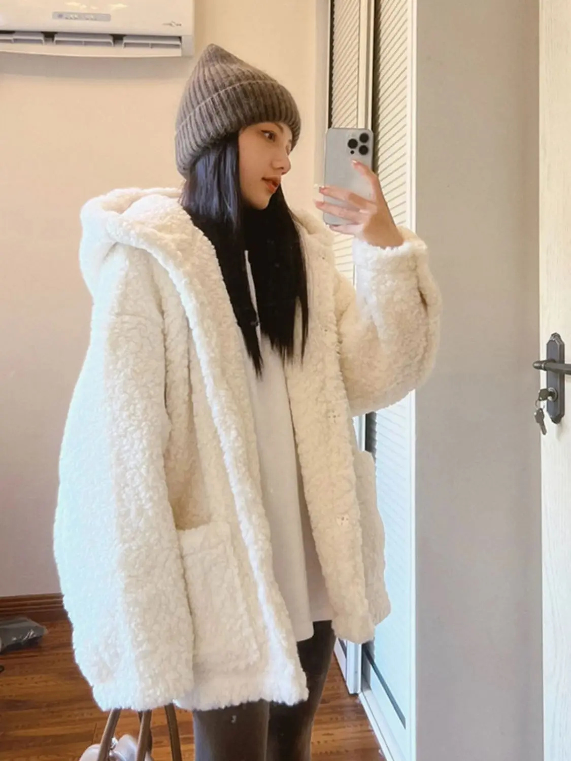 Veste en laine d'agneau pour femme, couleur chameau, style de vie actif, mouvement énergique, mouvement dynamique, activité vigoureuse, Action animée Ins