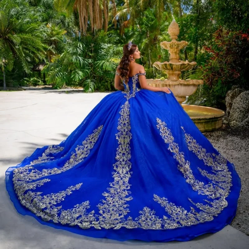 Vestido quinceanera azul real, ombro de fora, glitter dourado, decalque, camadas, cauda longa, vestidos de 15 quinceanera ﻿ Personalizar