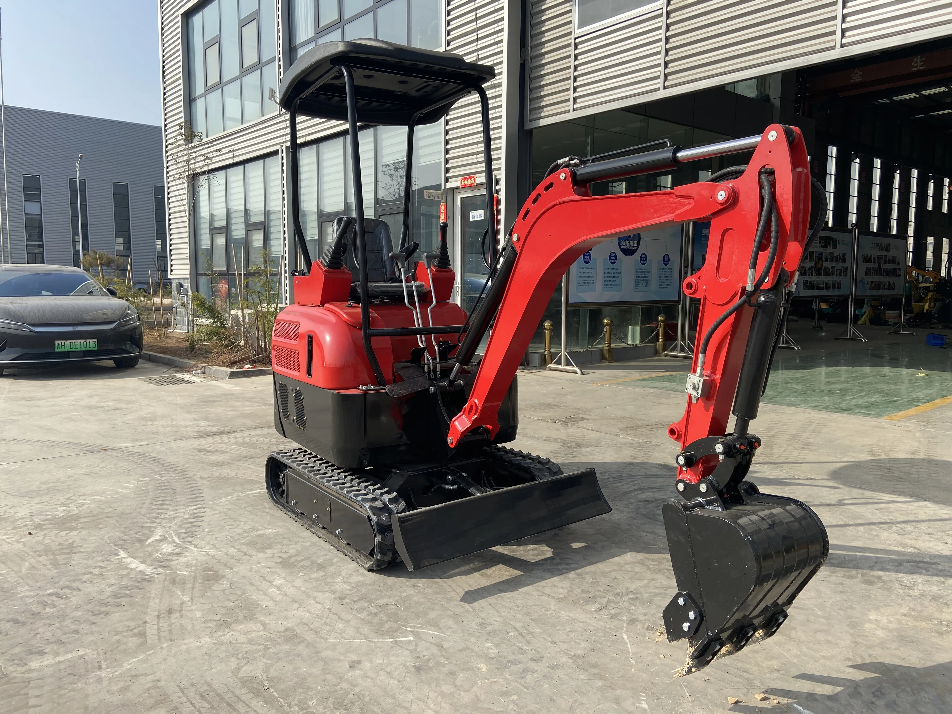 Новый производитель гусеничных экскаваторов Ферма 1