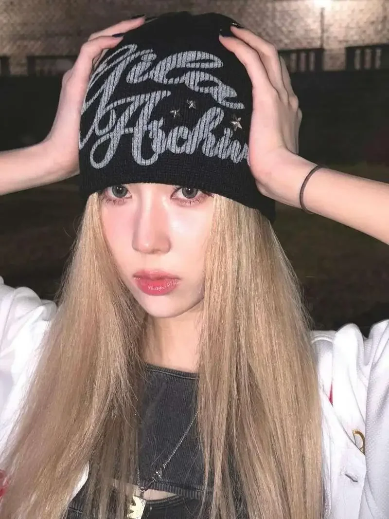 

Женская вязаная крутая шапка LETTERING LOGO BEANIE