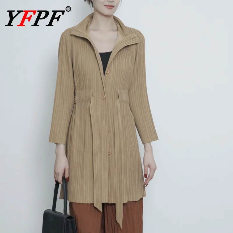 เสื้อแจ็คเก็ตพลีทสีพื้นความยาวปานกลาง YFPF Miyake แฟชั่นผู้หญิง สายรูดผูกเอว กระดุมติด เสื้อโค้ทลำลอง คอลเลคชั่นใหม่ 2025