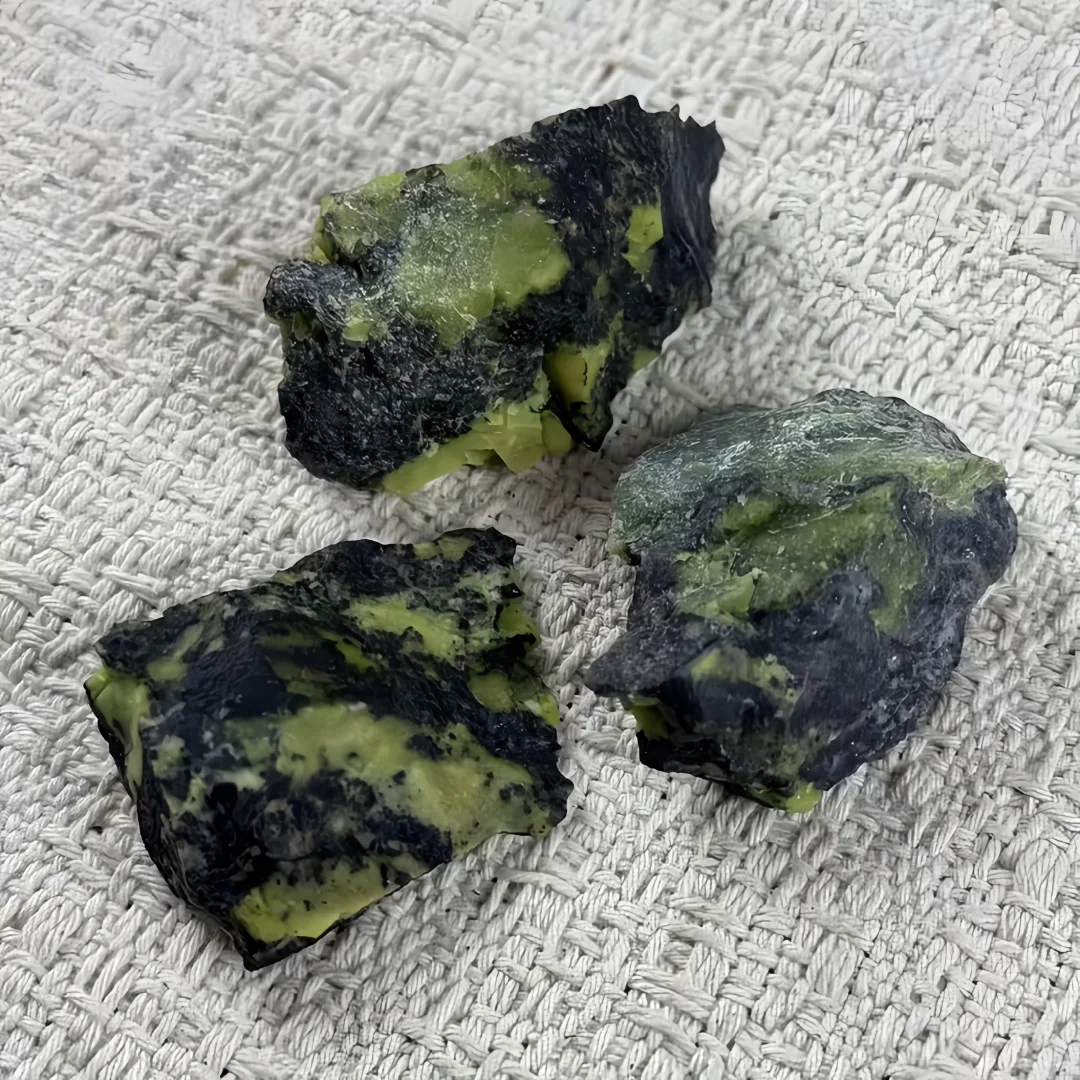 Natural Firework Garnet Raw Rough Stone Star Flash Blue Amphibole Symbiotic Mineral Specimen Home Desk Decor Crystal Collection view 4