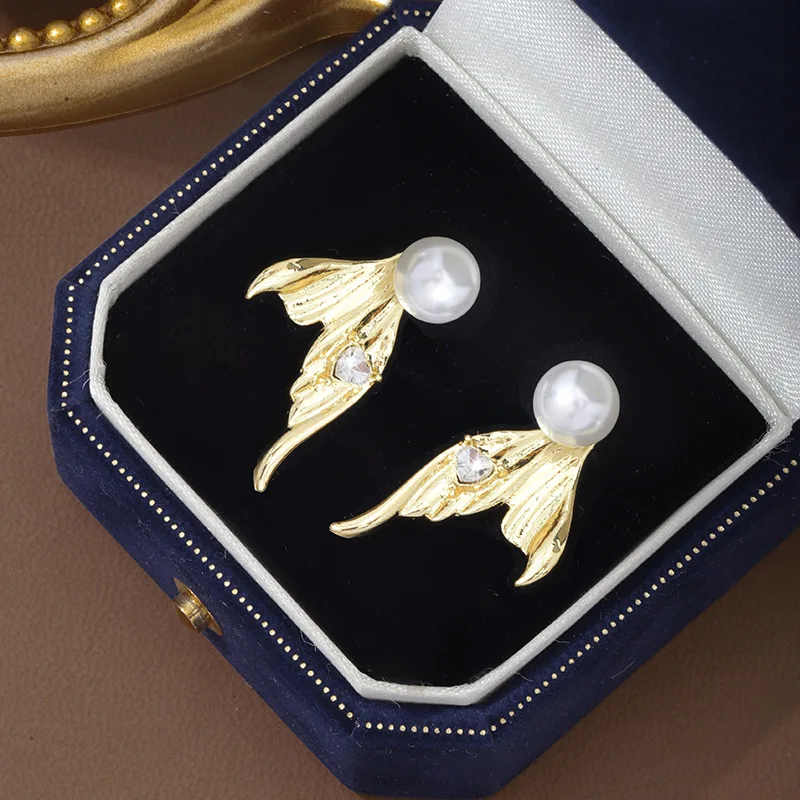 Korean New Fashion Pearl Mermaid Tail Gold Colour Stud Earrings Simple Exquisite Crystal Statement Earrings Women's jewelr