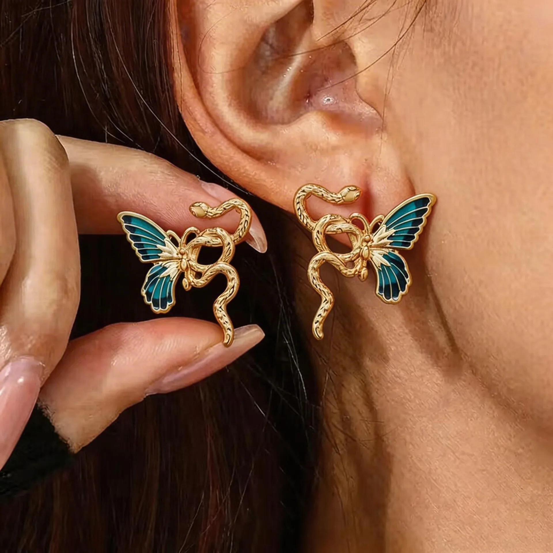 

Hot Sale Sweet Butterfly Painted Snake Stud Earring For Ladies Creative Personalized Light Luxury Temperament Versatile Earrings