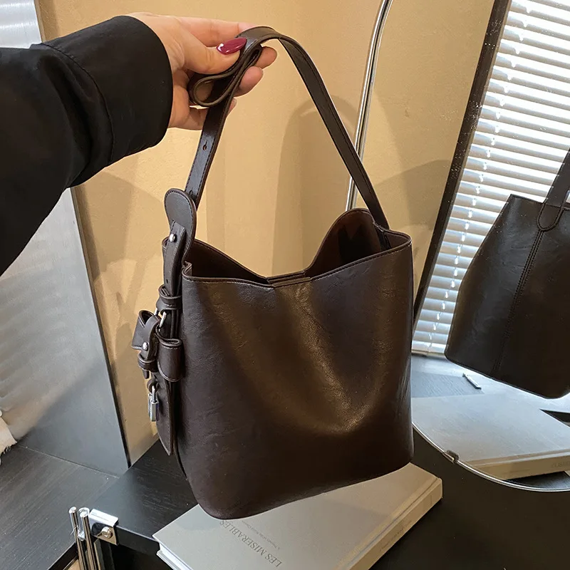 

Urban Fashion Women's Bag 2026 Trendy Versatile Casual Portable Bucket Bag Stylish Simple Large Capacity Shoulder Messenger Bag