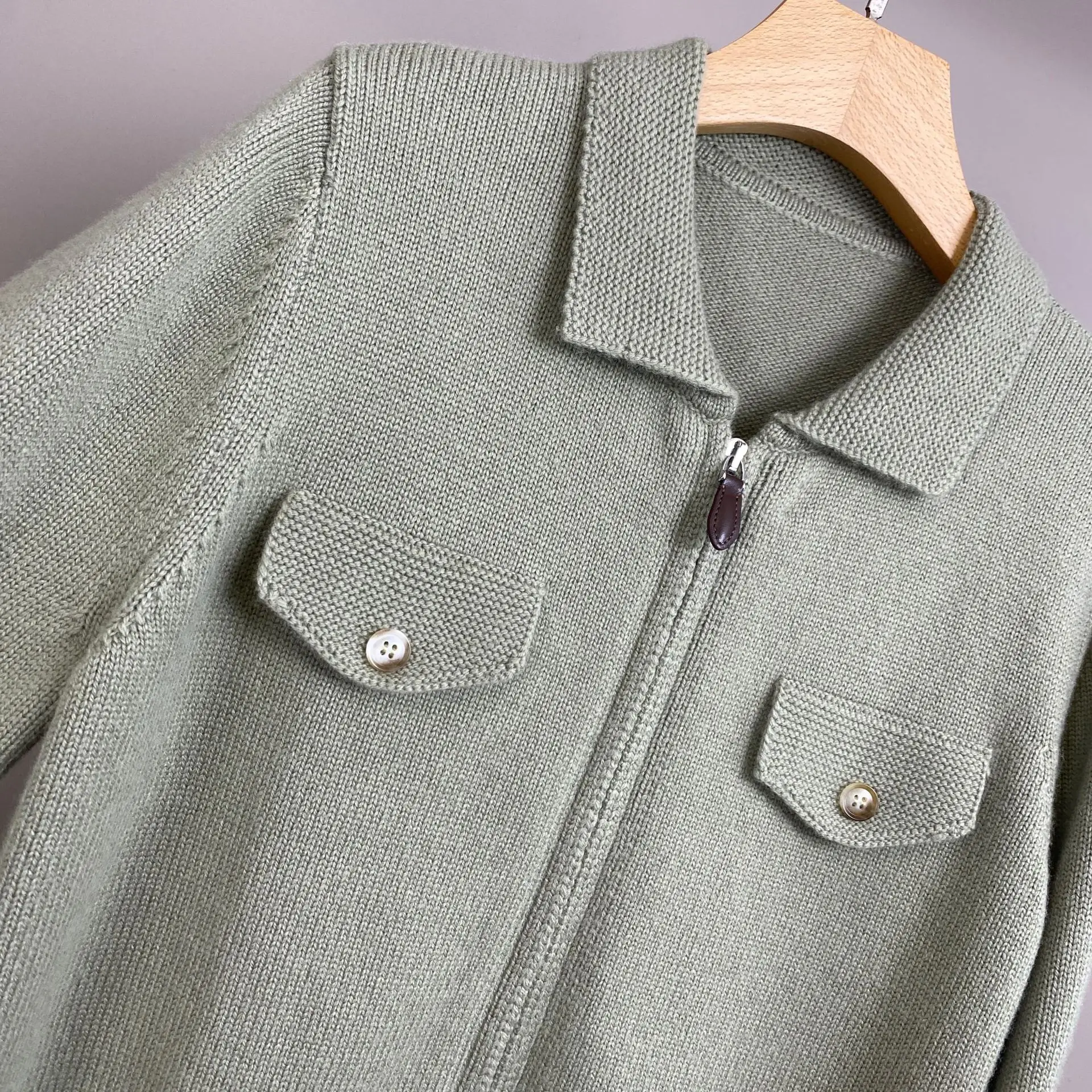 เสื้อคาร์ดิแกนไหมแคชเมียร์ถัก สีพื้น ซิปติดปก สไตล์ใหม่ ฤดูใบไม้ร่วงและฤดูหนาว ปี 2025 แฟชั่นทันสมัย ใส่ได้หลากหลาย สไตล์ลำลอง สำหรับผู้หญิง