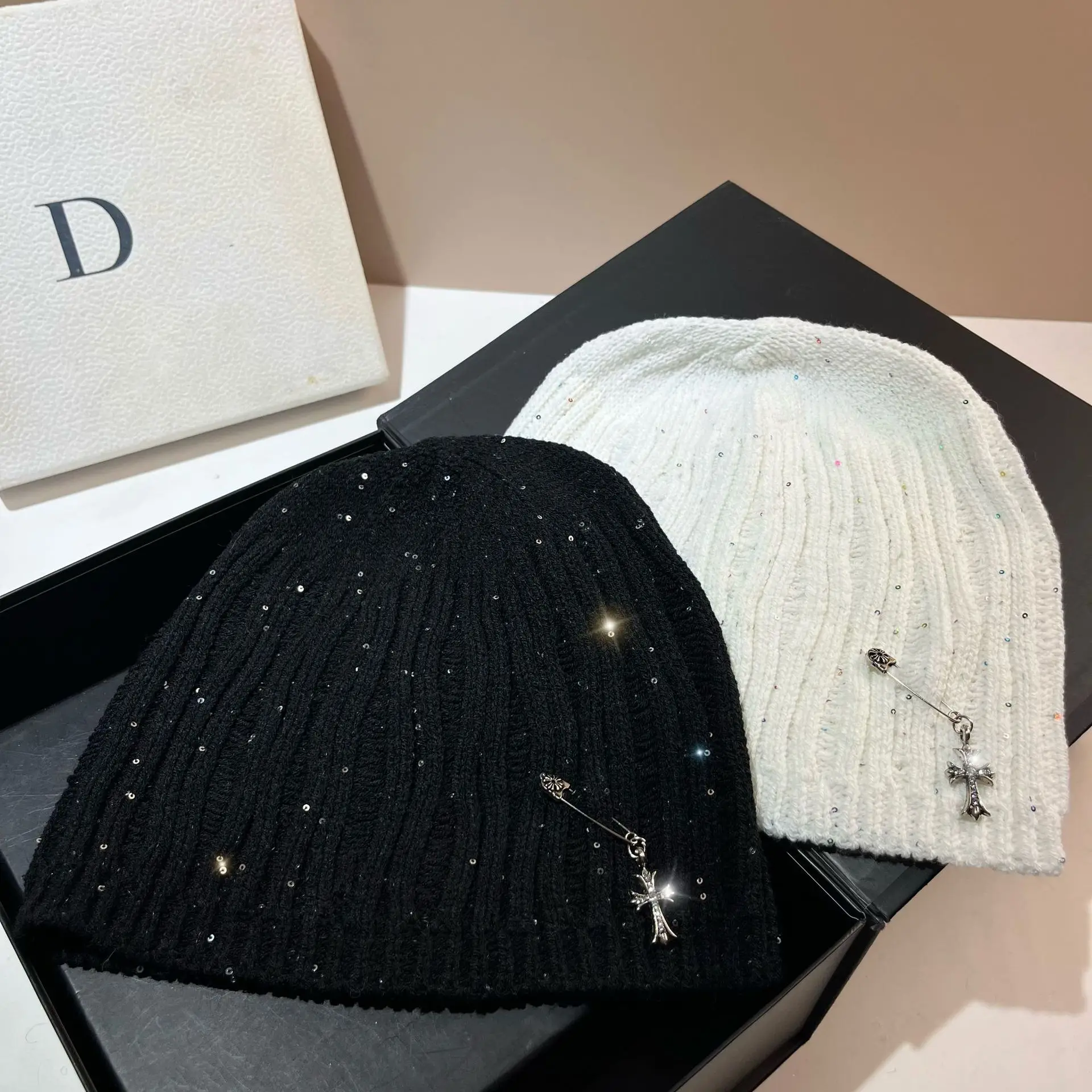 

Bling Brooch Beanie Unisex, Vintage Sparkle Knitted Hat for Women Men, Hippie Winter Festival Party Cap