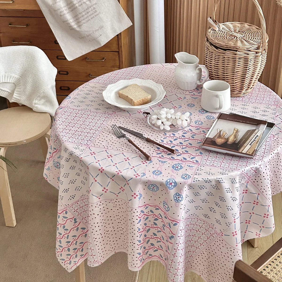 

Floral Pink Patchwork Tablecloth with Korean and French Pastoral Style, Soft Background Fabric Paired with Vintage Home Decor