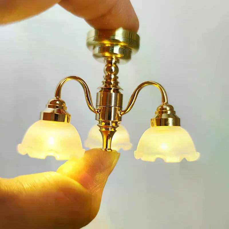 1:12 دمية مصغرة LED الذهبي مصباح السقف الثريا إضاءة المنزل نموذج الأثاث ديكور لعبة بيت الدمية الملحقات