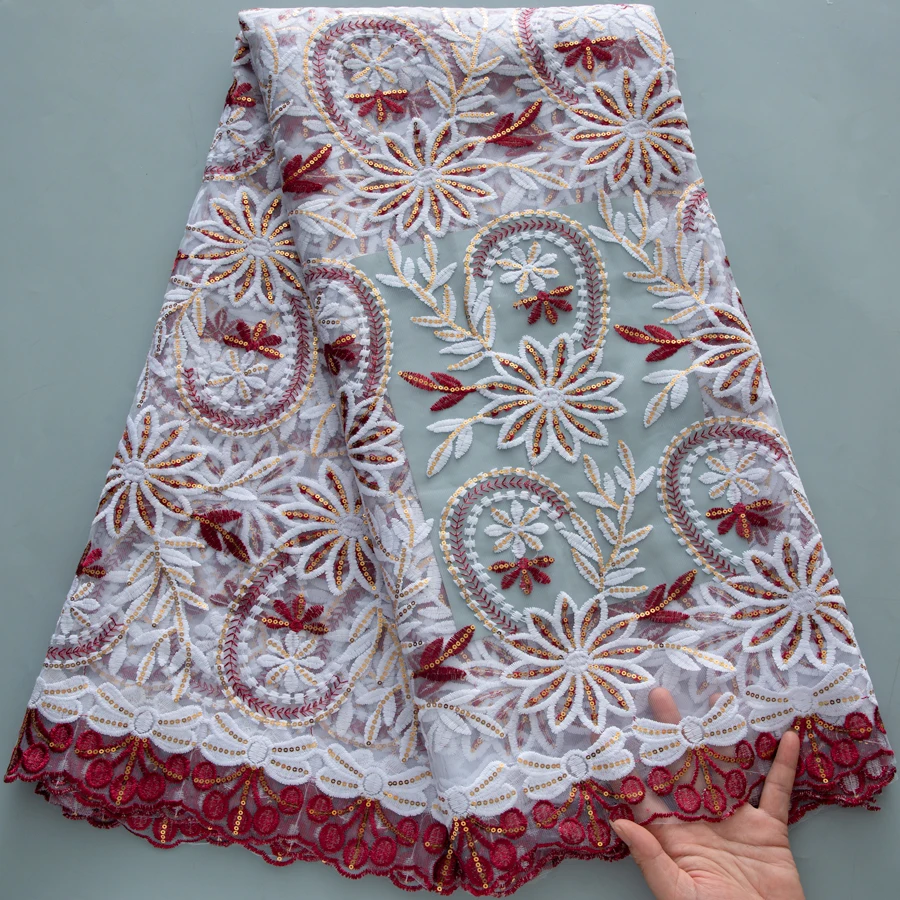 Afrikanischer Mesh-Spitzenstoff aus Milchseide ​   - Gold- und tiefrote Paisley-Stickerei mit Kristallpailletten für Couture-Brautkleider