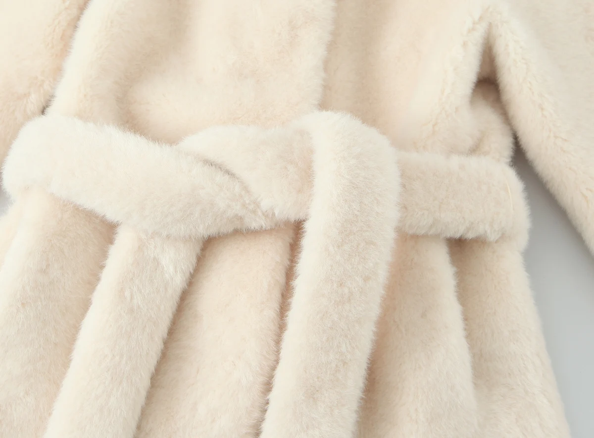 

Женская элегантная короткая куртка с поясом и широкими лацканами. Изысканный пояс. Привлекательный стильный женский топ.