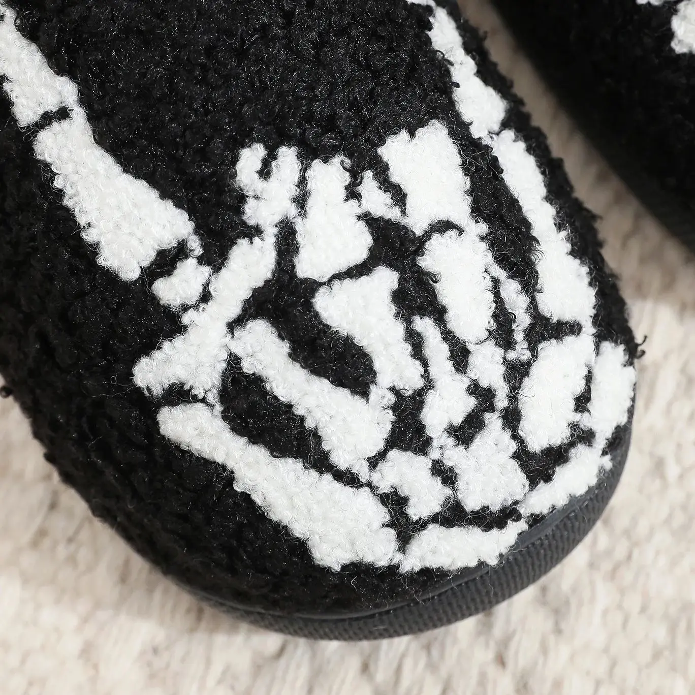 Skull Finger Pattern Skull Embroidery Stuffed Home Platform Cozy Wool Cotton Slippers Rock Finger Warm Non-slip Indoor Slippers Men Women Halloween