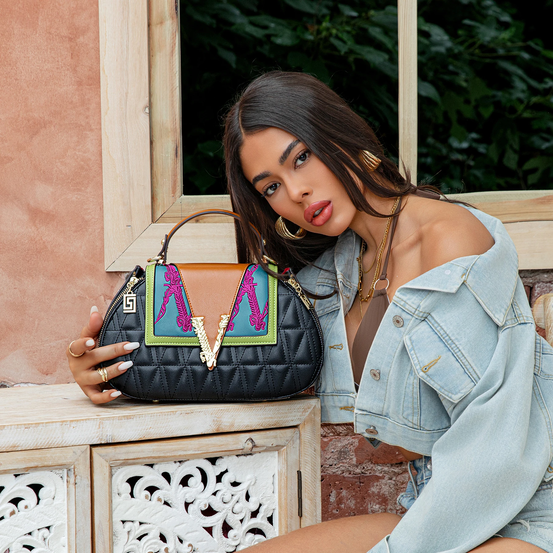 حقائب يد فاخرة عالية الجودة وفعالة من حيث التكلفة من البولي يوريثان حقيبة يد نسائية على شكل حرف V بألوان متباينة حقيبة كروس ذات نوعية جيدة