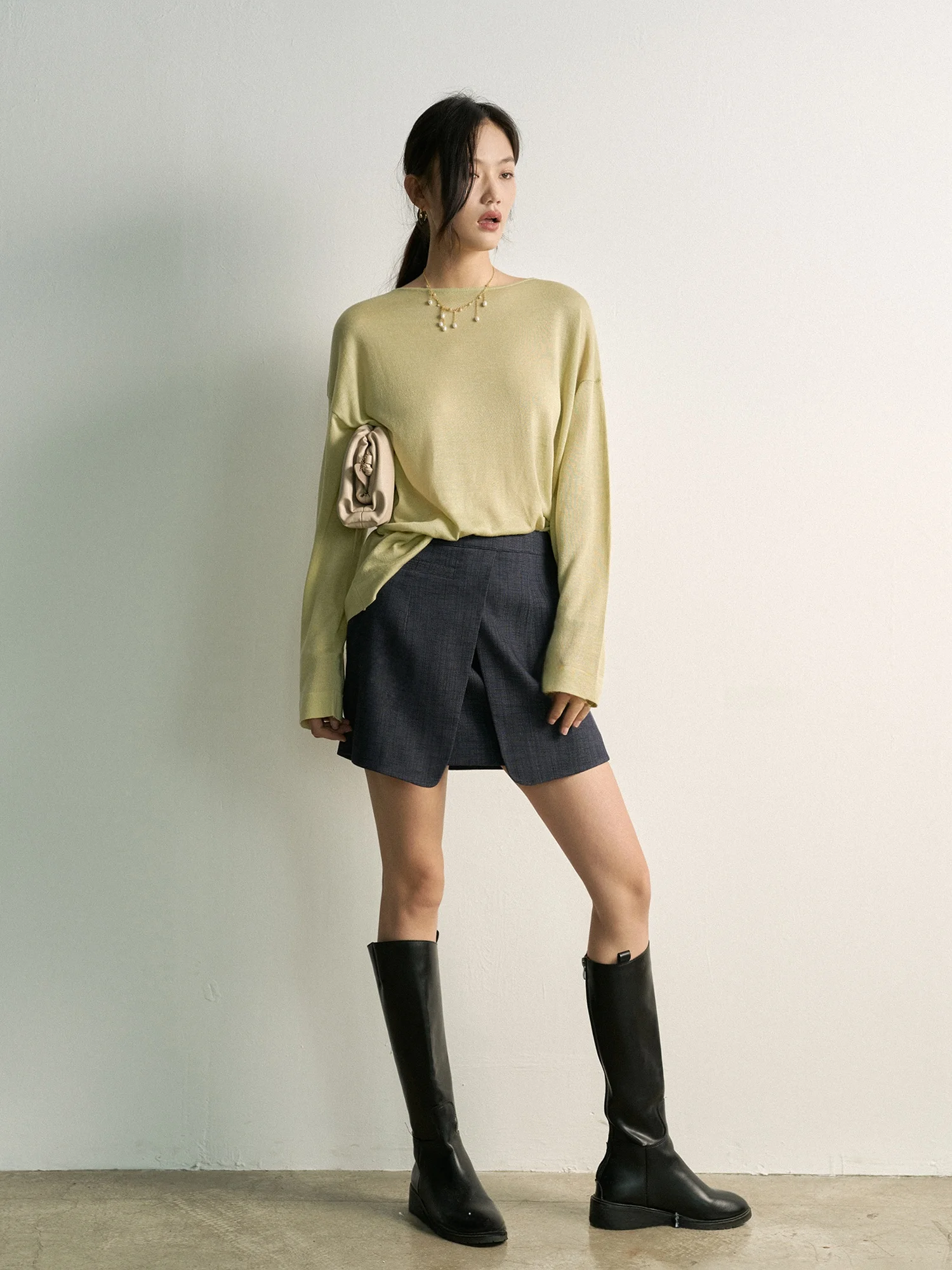 

Женский трикотажный топ с длинными рукавами, свободного кроя, комфортный, приятный к телу, с драпировкой на плечах