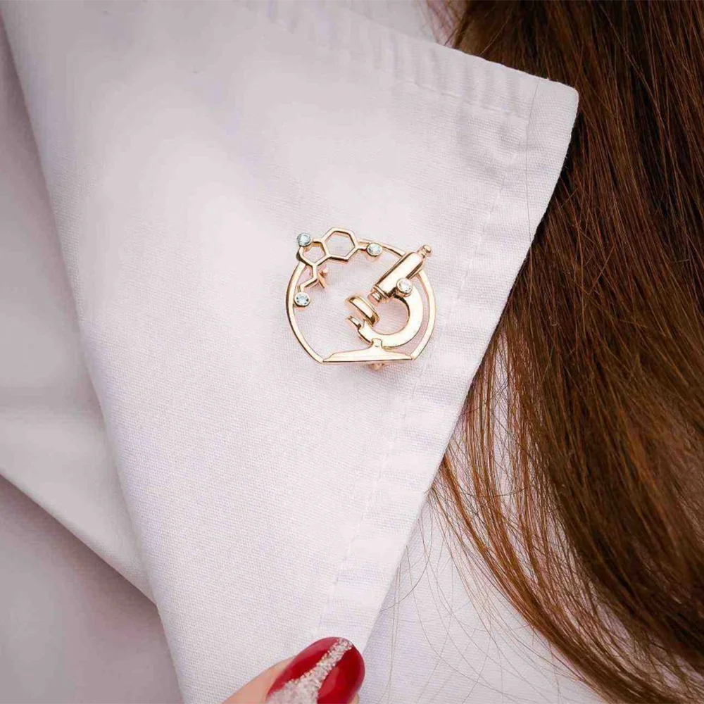 Hanreshe Medical Charm Microscope Molecule Brooch Pin Inlaid Crystal Lapel Badge Scientific Jewelry for Doctor Nurse Student