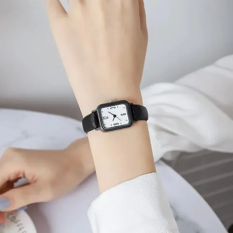 Reloj de pulsera de cuarzo Simple de estilo Retro para mujeres y niñas, reloj de cuero ligero de lujo de marca superior, reloj cuadrado pequeño de nicho femenino