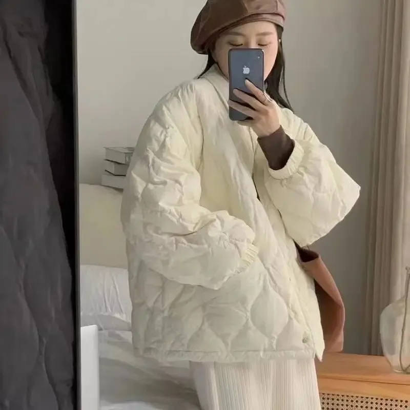 Ciepła, gruba kurtka bawełniana w stylu casual, luźny krój, wypełnienie z włókna poliestrowego, krótki rękaw, krój w kształcie litery A, kołnierz polo.