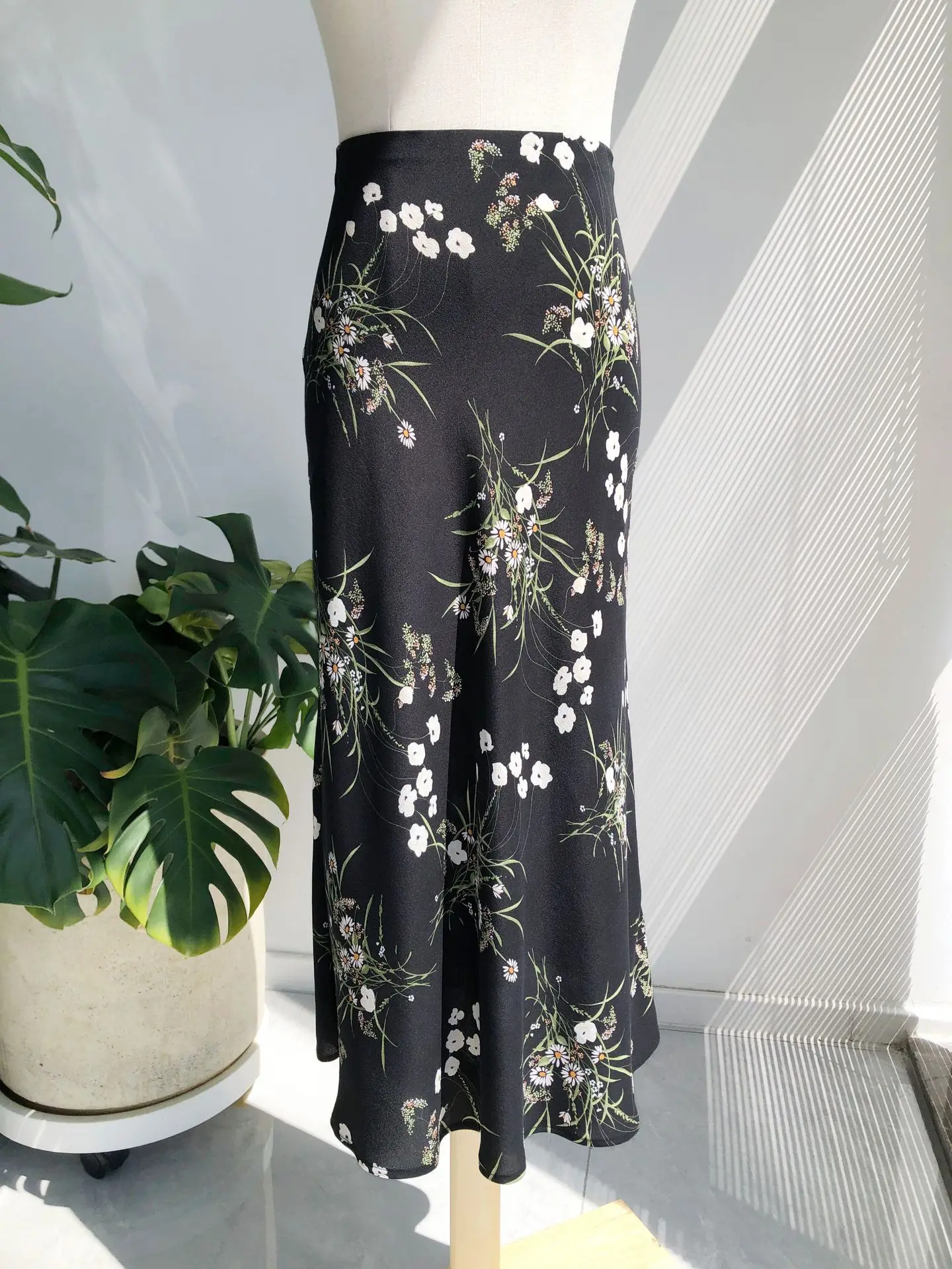 Chamomile on Black Background · Fresh and Elegant Versatile Oblique Sand Washed Silk Skirt 17-18mm Mulberry Silk