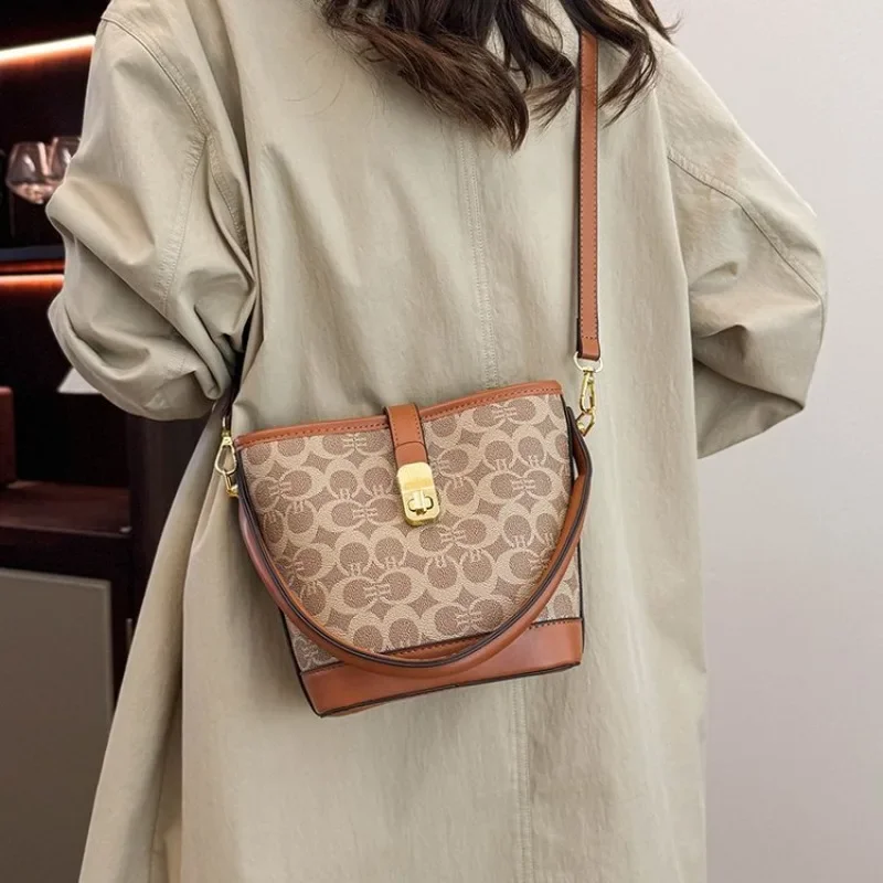 Classic Designer Paris Shoulder Bag For Women Luxury Brand Diaper Bag Elegant Leather Large Capacity Minimalist Tote Bag