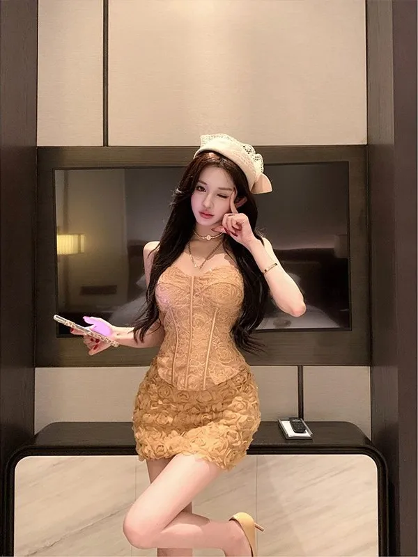 

Элегантный комплект Pure Desire Spicy Girl: женский топ-бюстье без рукавов с эффектом утяжки на талии и облегающая юбка с высокой талией.